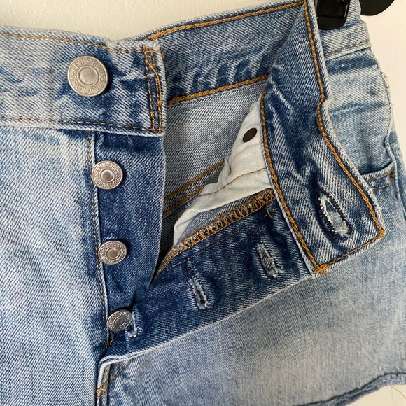 Levi’s 501 Light Wash Denim Shorts Distressed ( size 26 ) - Picture 4 of 5